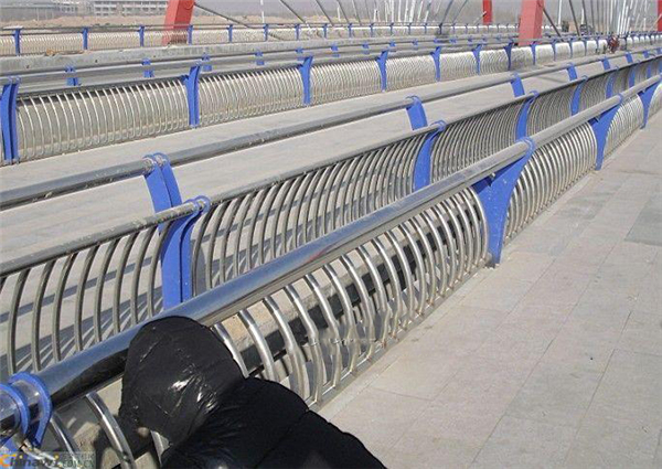 辽宁不锈钢复合管护栏一种安全而耐用的防护解决方案