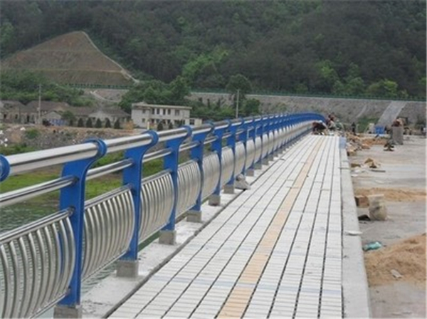 辽宁不锈钢桥梁护栏的特性及其在现代建筑中的应用